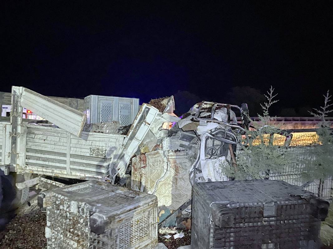 Konya'da kamyon önce traktöre sonra duvara çarptı! 1 ölü, 3 yaralı var! 3